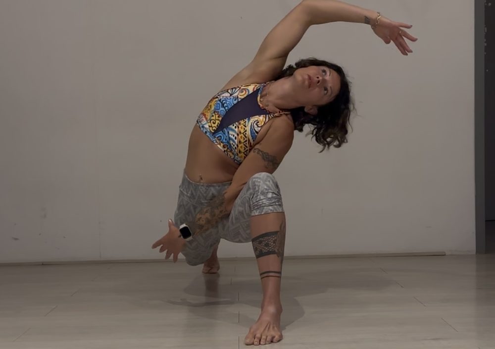 Fente basse avec l’autre jambe devant, inclinaison du buste