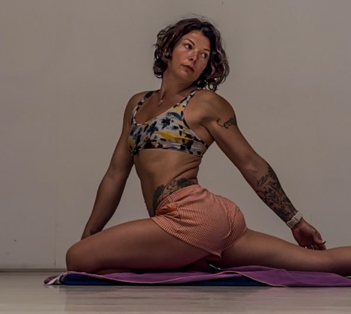 Assise au sol, une jambe repliée et une jambe allongée, rotation du buste